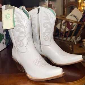 Roper Women's Snow White Embroidered Leather Cowgirl Boots